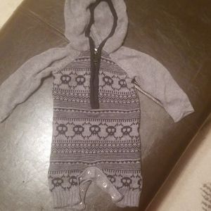 Gray sweater onesie w skulls newborn